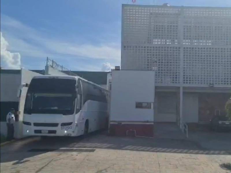 Vinculan a proceso a tres personas que transportaban a 173 indocumentados