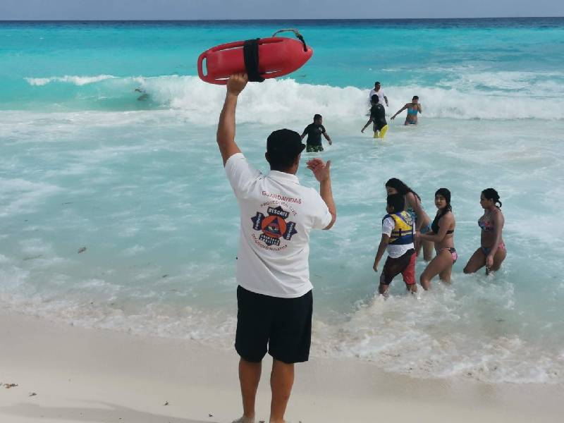 Refuerzan guardavidas de Cancún conocimientos en rescate acuático