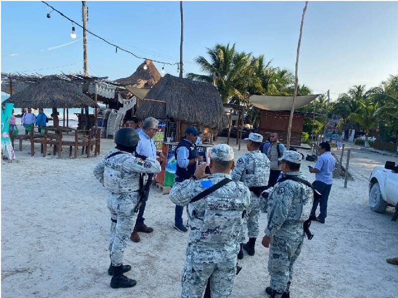 Con militares y marinos “limpian” las playas de Holbox ocupadas de manera ilegal