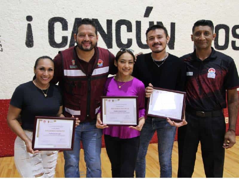 Entregan reconocimientos a participantes del desfile del 20 de Noviembre