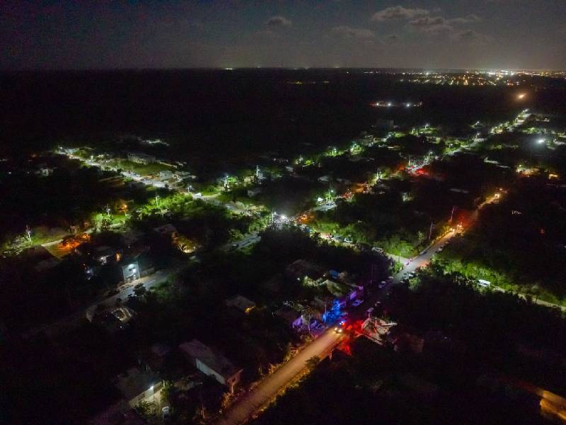 Marciano Dzul enciende alumbrado público en colonia Cristal