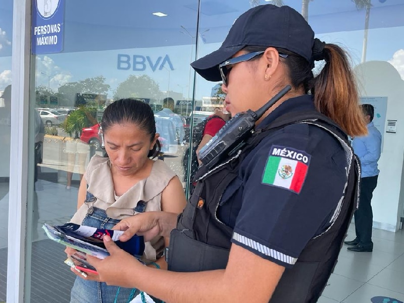 PRESENCIA. Seguridad Pública municipal desplegó más elementos con el fin de brindar protección en estos días de pago de aguinaldo y compras navideñas.