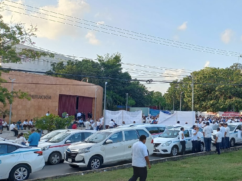 SE MANIFIESTAN CIENTOS DE TAXISTAS DE VARIOS SINDICATOS EN CANCÚ