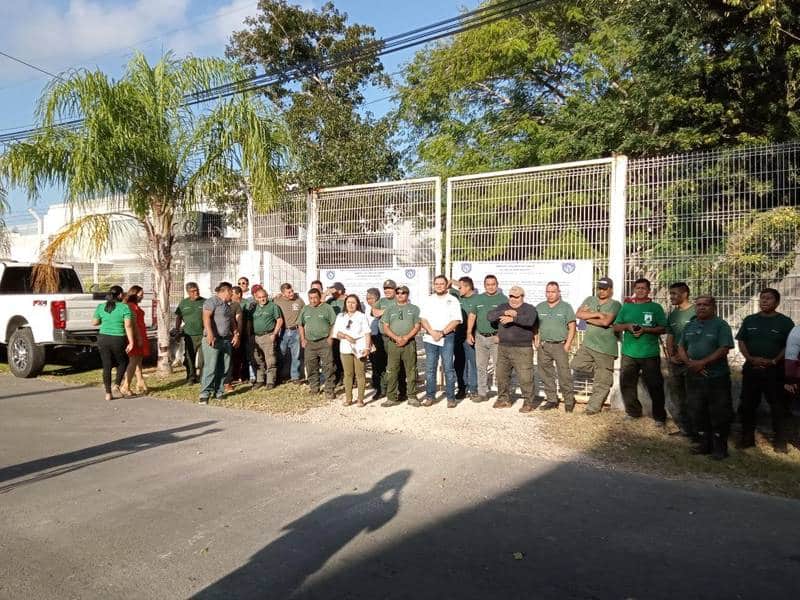 Personal que combate incendios forestales, en paro indefinido