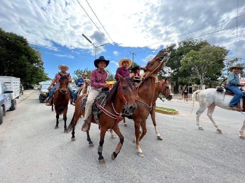 Con cabalgata celebran a los Reyes Magos 