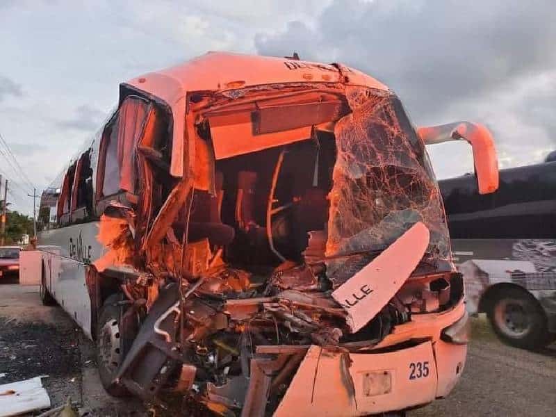 Accidente carretero de Cancún a Puerto Morelos deja por lo menos decena de heridos