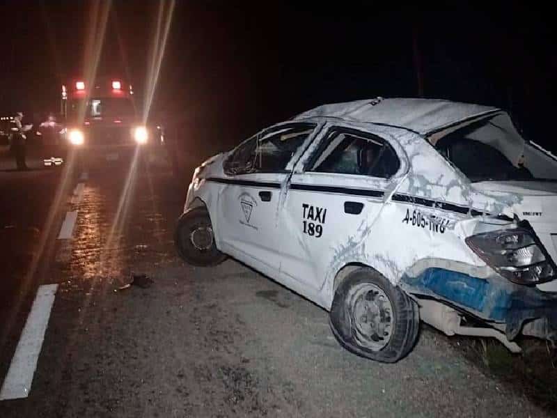 Sujeto causa volcadura de taxi durante intento de robo en Carrillo Puerto; muere el chofer