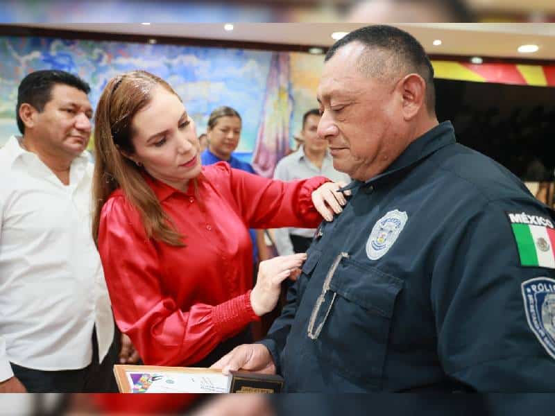 Atenea Gómez reconoce trayectoria de las y los policías de Isla Mujeres