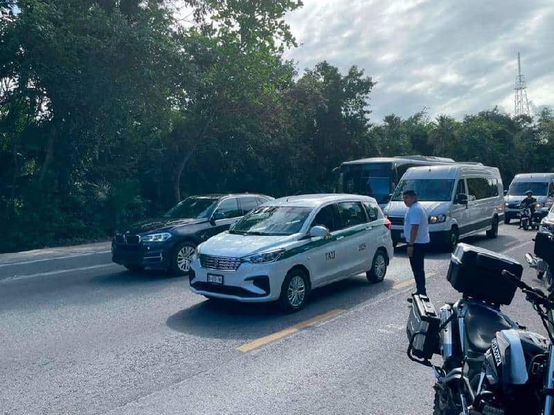 Taxistas levantan bloqueo de la zona hotelera de Cancún