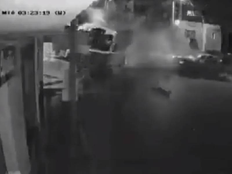Video. Microbús a exceso de velocidad choca contra un auto, en Naucalpan