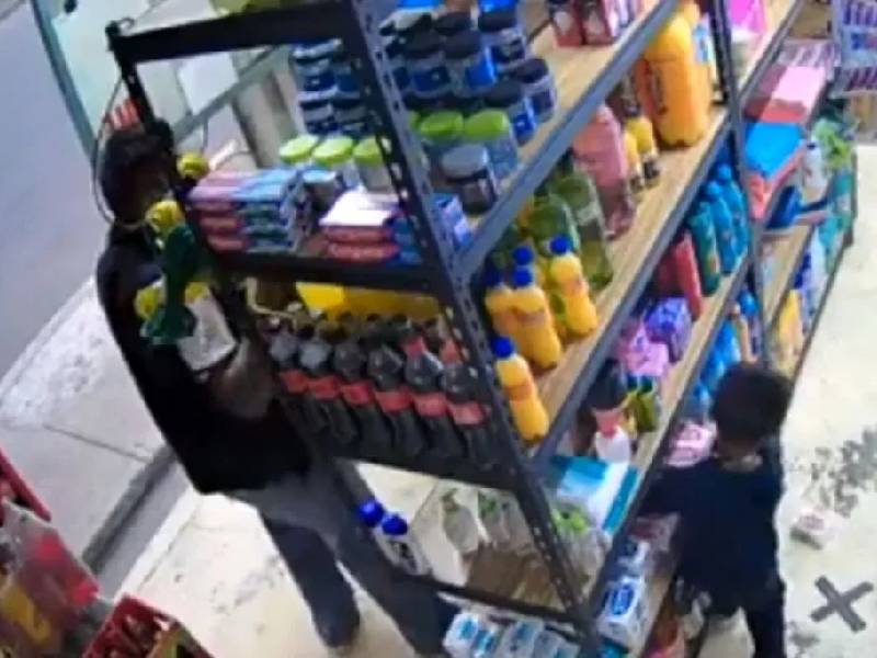 Video. Niño acompaña a sujetos a robar tienda 