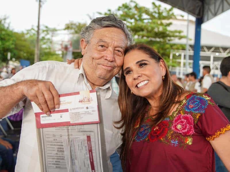 Mara Lezama entrega tarjetas de Bienestar a adultos mayores