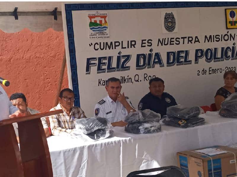 Entregan reconocimientos, estímulos y uniformes a policías de Kantunilkin