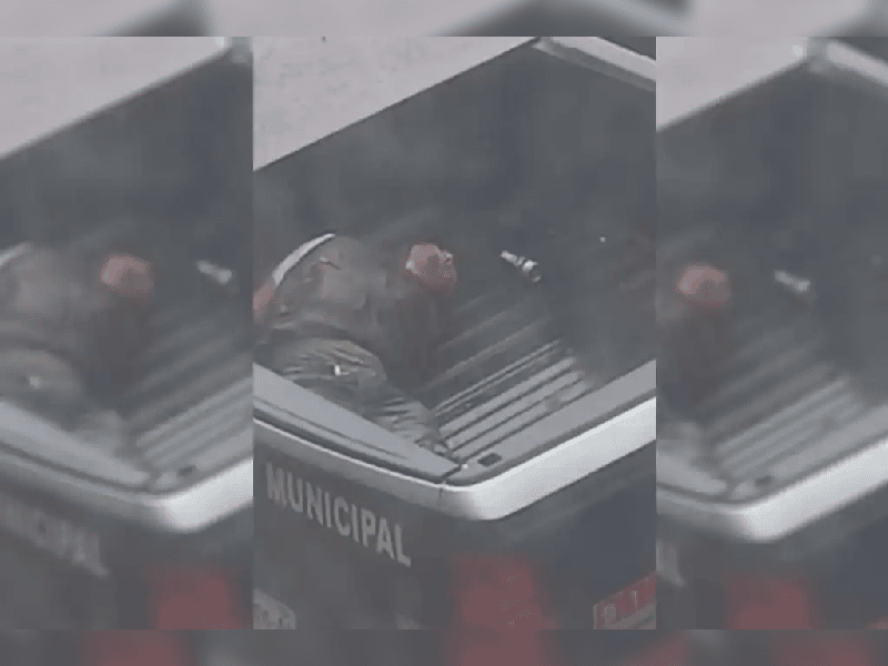 Video. “¡Todo mojado!” Policías dejan a detenido bajo la lluvia