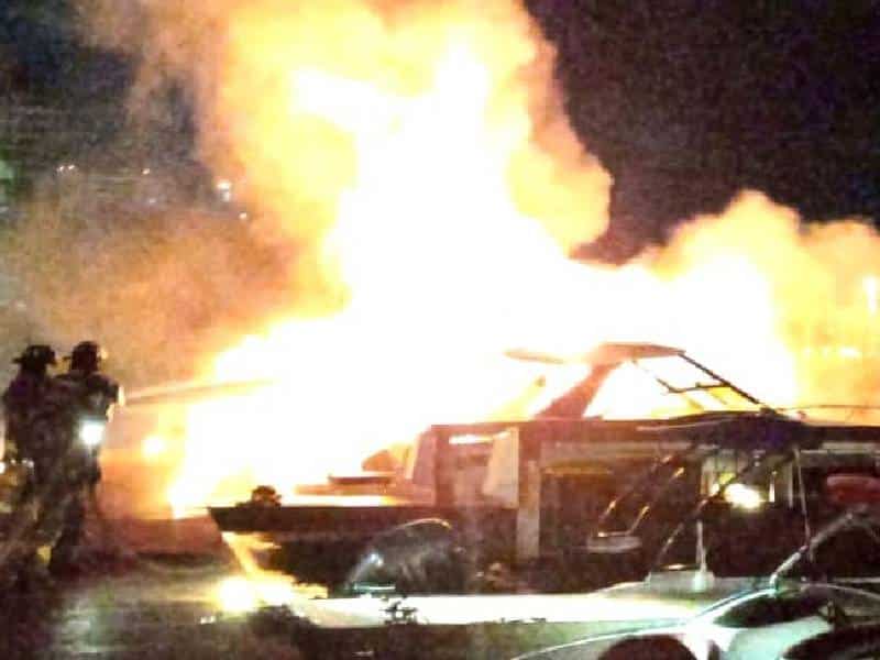 Se incendia embarcación en muelle de Puerto Cancún