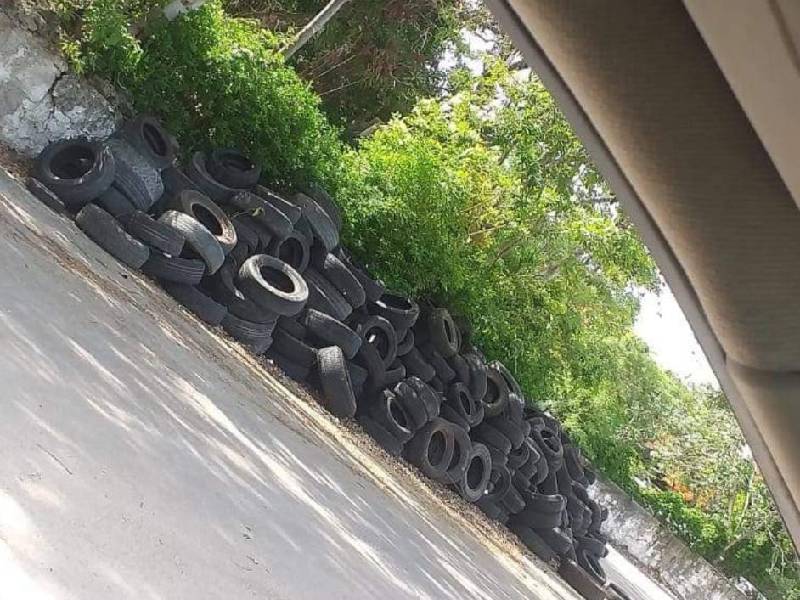 Llantas desechadas abundan en calles de Chetumal
