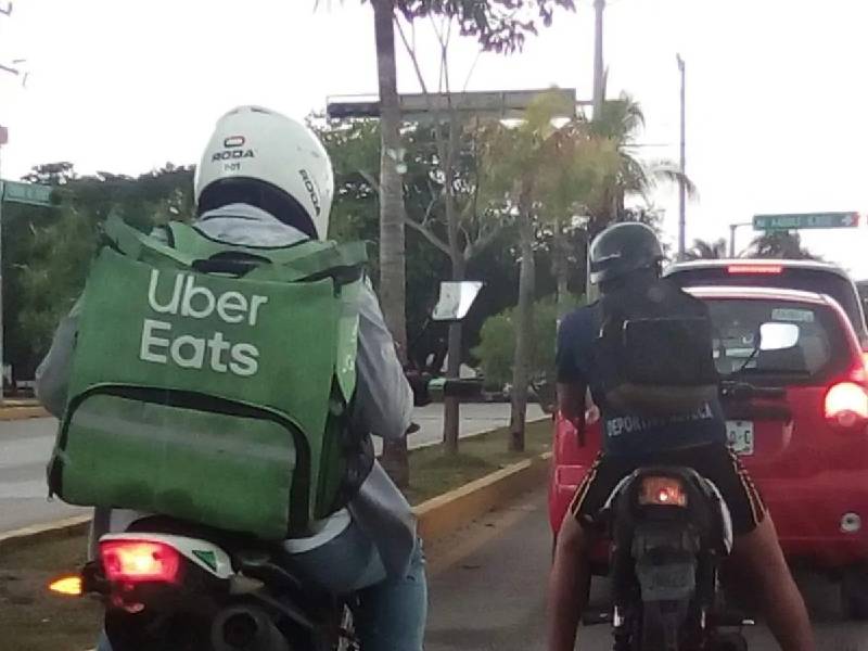 Protestan repartidores de plataformas digitales