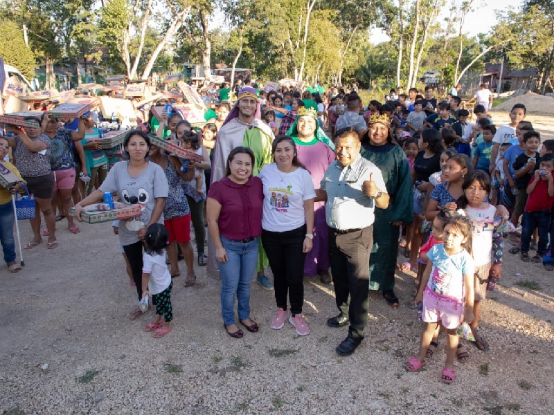 Realizan una caravana de Día de Reyes por las colonias de Tulum