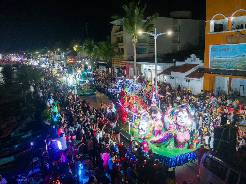 Arranca el tradicional desfile de carros alegóricos por el Carnaval Cozumel 2023