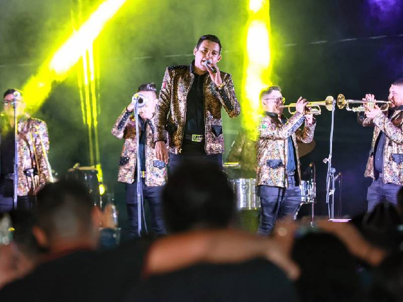 Familias isleñas disfrutan de una gran noche de carnaval en la Zona Continental del municipio