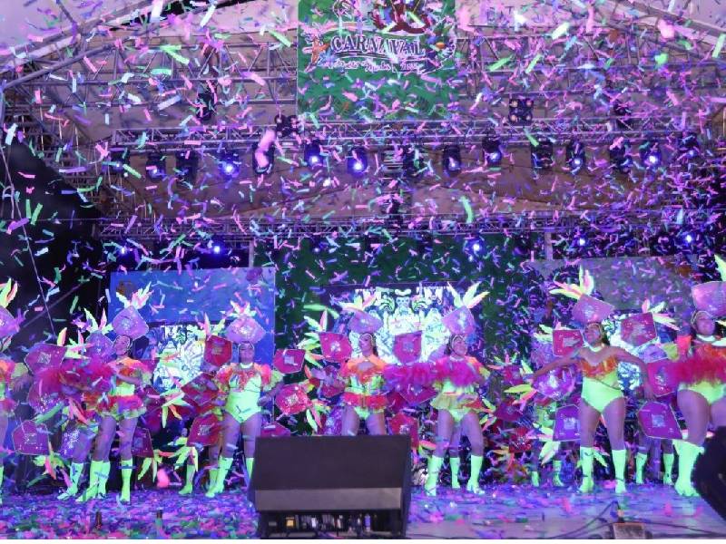 Alegre noche de Carnaval en Puerto Morelos