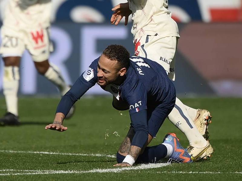 Neymar sufre esguince en el tobillo con lesiones en ligamentos