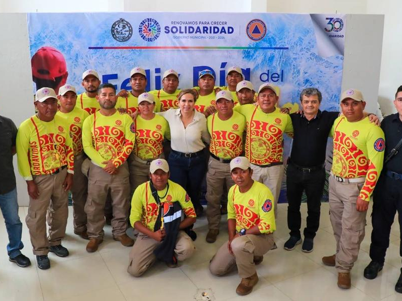 Lili Campos reconoce a guardavidas con bonos