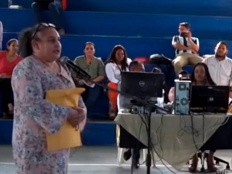 Maestra gana plaza para dar clases de inglés, sin saber el idioma