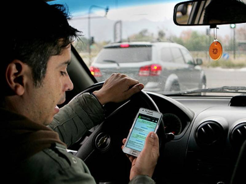 En aumeto número de accidentes por distraerse en el teléfono