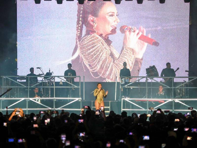 María José se presenta con éxito en Carnaval de Playa del Carmen