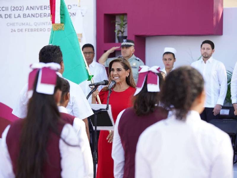 Abandera Mara Lezama a escuelas de nueva creación, en Chetumal