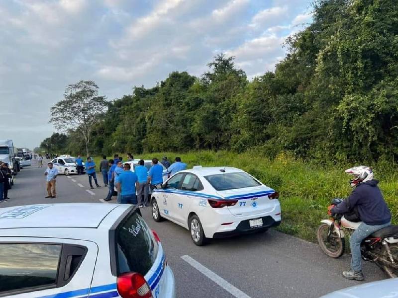 Taxistas de Bacalar realizan breve bloqueo a carretera