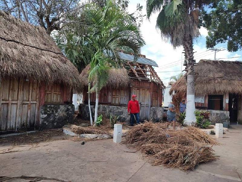 Rehabilitan palapas turísticas en Leona Vicario