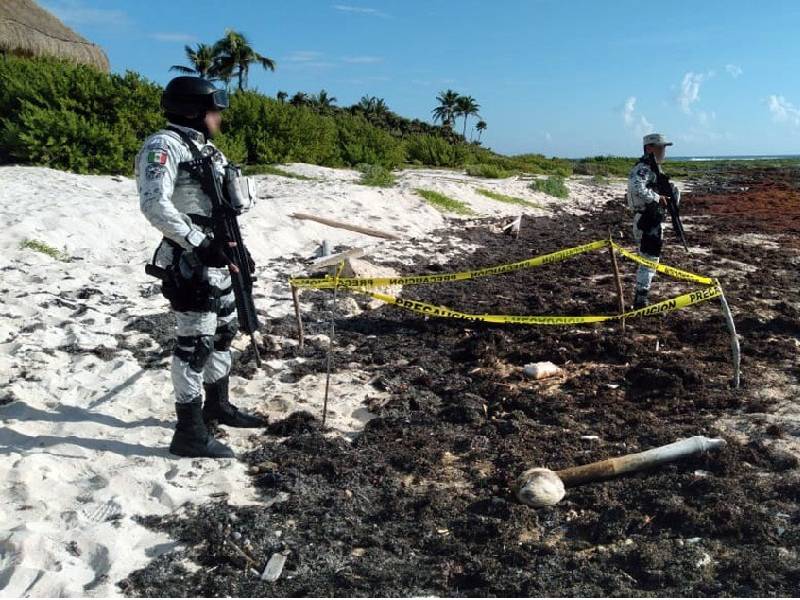 Recala sargazo con estupefacientes en playa de Akumal
