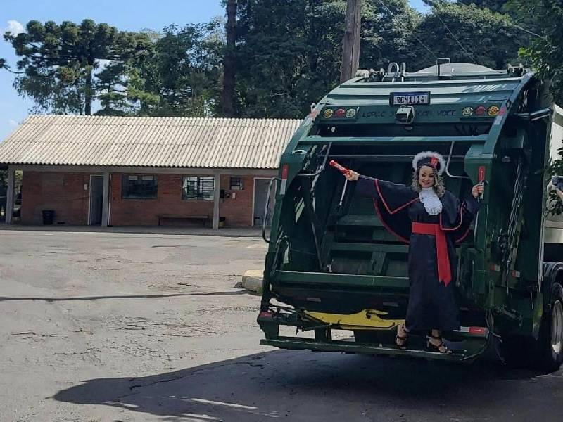 Exrecolectora de basura se gradua como abogada