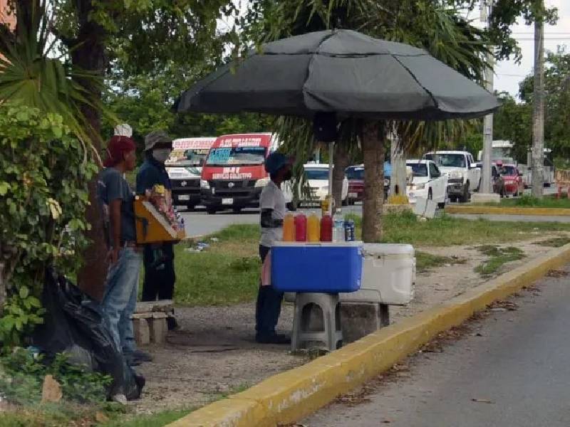 Sancionan a comerciantes por invadir espacios