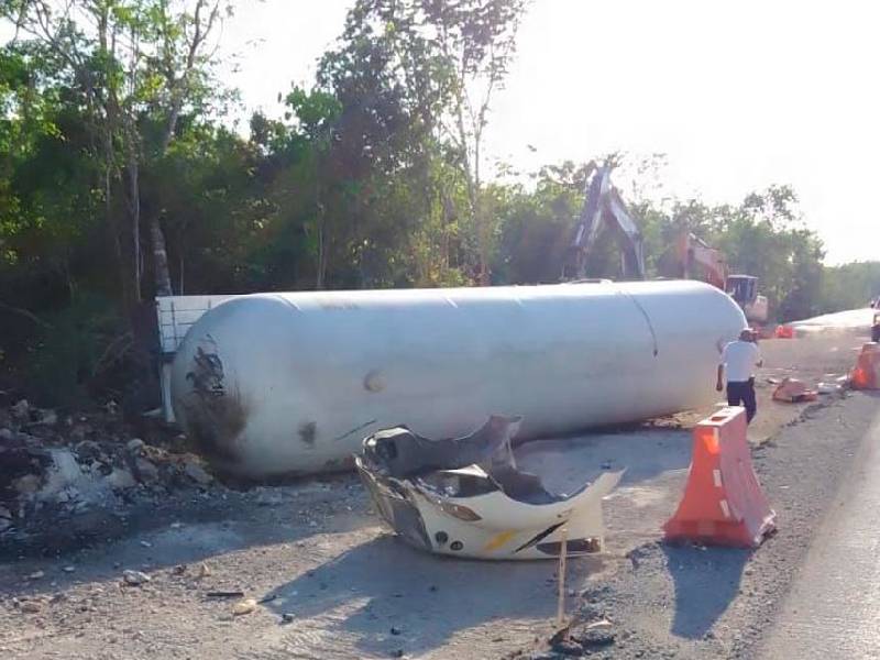 Tráiler con miles de litros de gas se voltea en carretera Cedral-Playa del Carmen