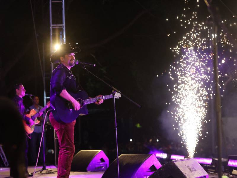 Se presenta Bobby Pulido en el carnaval “Cancún nos une 2023”