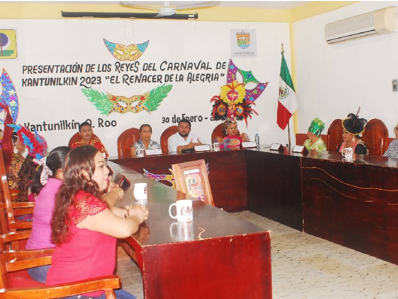 Presentan a Reyes del Carnaval de Lázaro Cárdenas