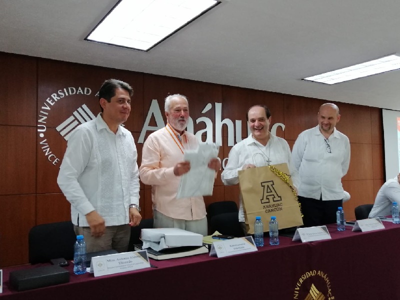 Otorga Anáhuac Medalla en Liderazgo a Ramón Lecuona