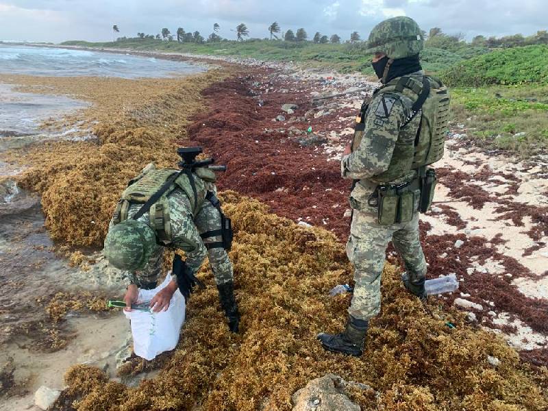 Encuentran en playa de Bacalar, estupefacientes de 5 millones de pesos
