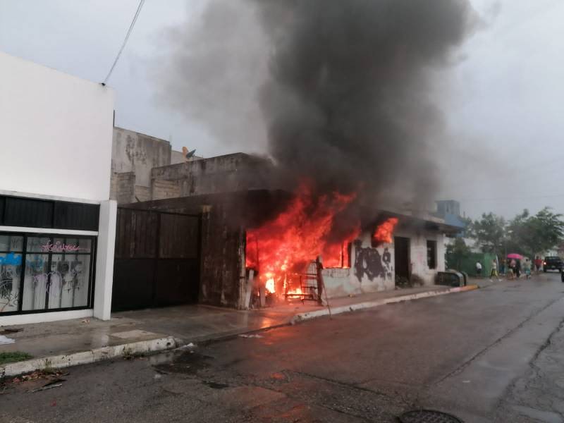 Atienden incendio de casa abandonada en Playa del Carmen
