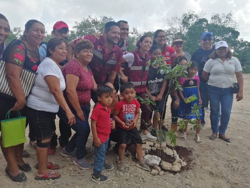 Convierten área de escombro y basura en cancha dentro de Tres Reyes