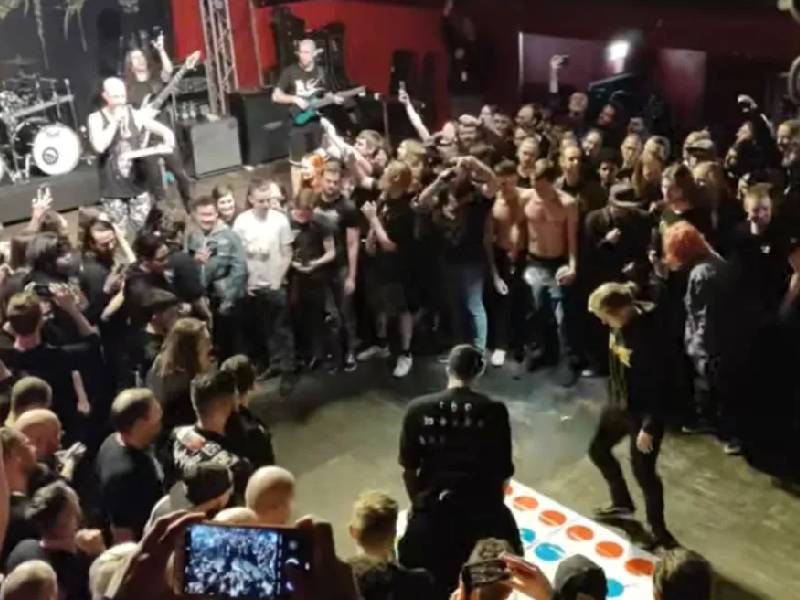 ¡Saquen! Fans de Archspire juegan Twister durante concierto; se viraliza