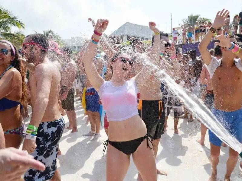 Alerta no afecta a hoteles; reciben hasta 4 mil springbreakers en un día 