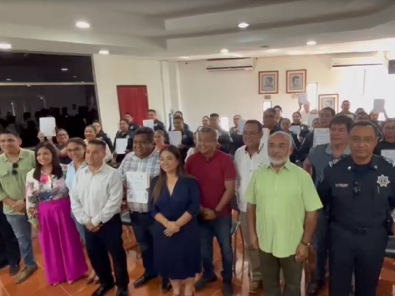 Entrega Yensunni Martínez constancias de curso sobre Derechos Humanos 