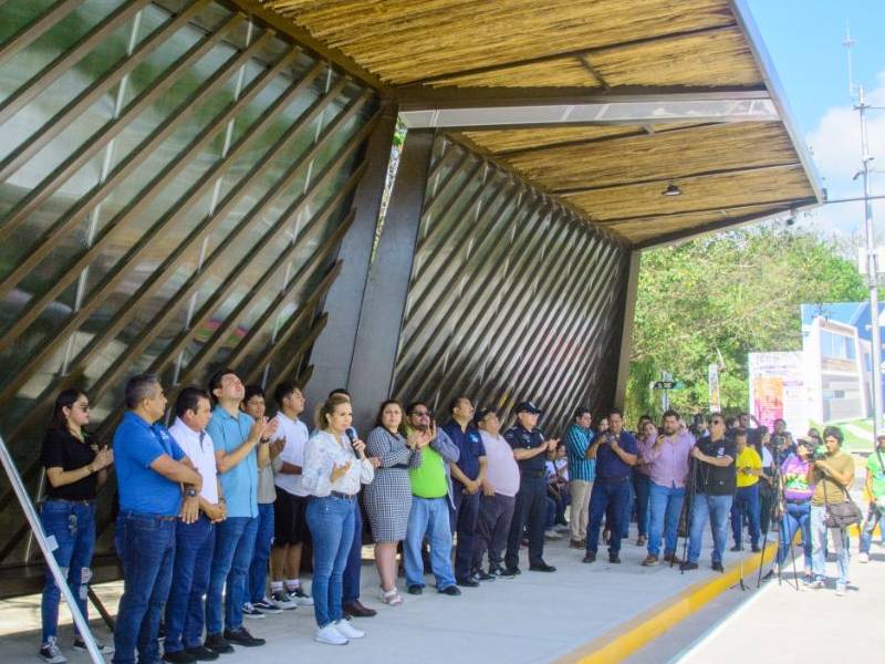 Inaugura Lili Campos paradero para estudiantes