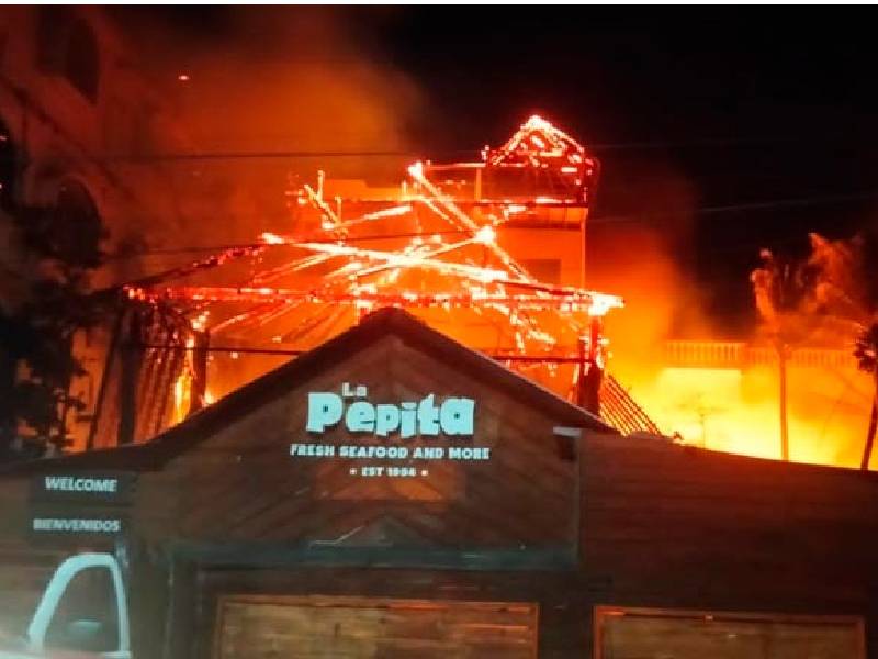 Ejército evacua a turistas por un incendio en una palapa