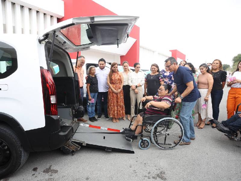 Ayuntamiento de Benito Juárez recibe siete vehículos inclusivos