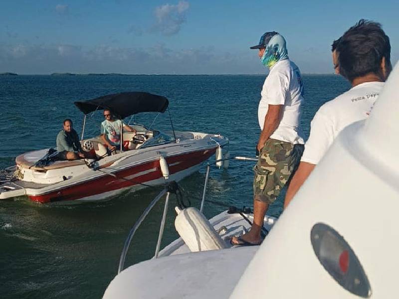 Rescatan en la laguna NIchupté a tres personas que pasaron la noche a la deriva